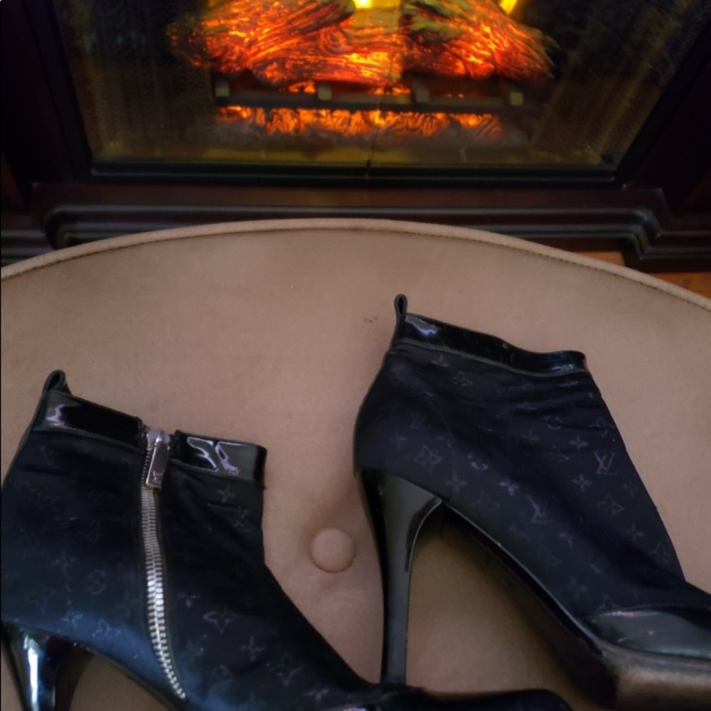 Louis Vuitton boots size 37 black